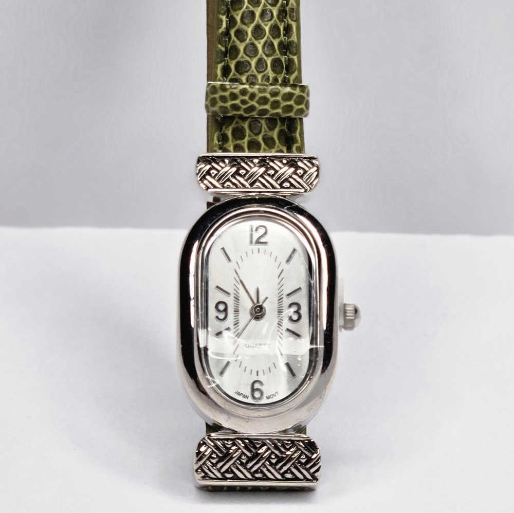 Retro Oval Quartz Watch Green Snakeskin Style Strap New Needs Battery